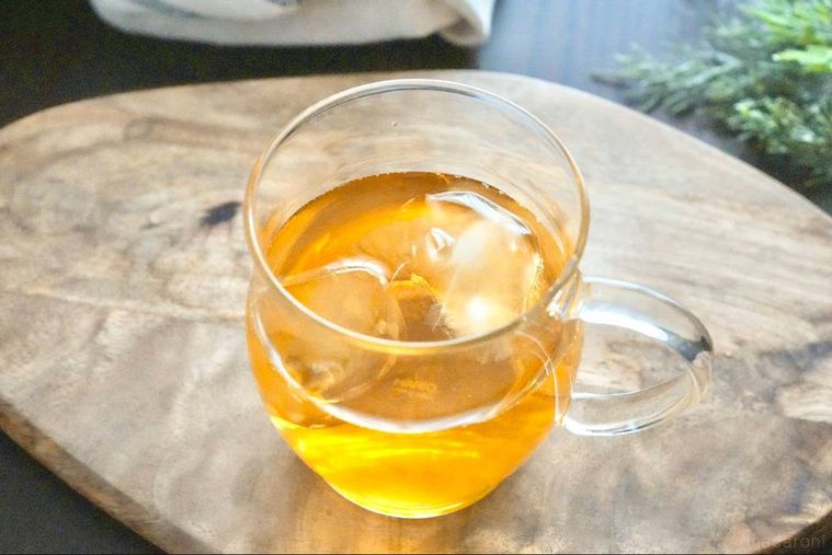 木のカッティングボードにのったグラスとアップルティー