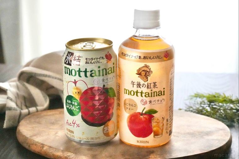 木のカッティングボードにのった缶チューハイとアップルティー