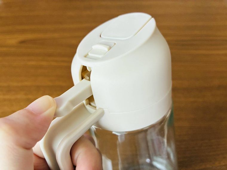 オイルスプレーのレバーを下げている