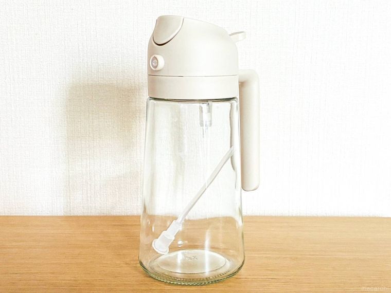 テーブルに置いたスリコのオイルスプレーボトル