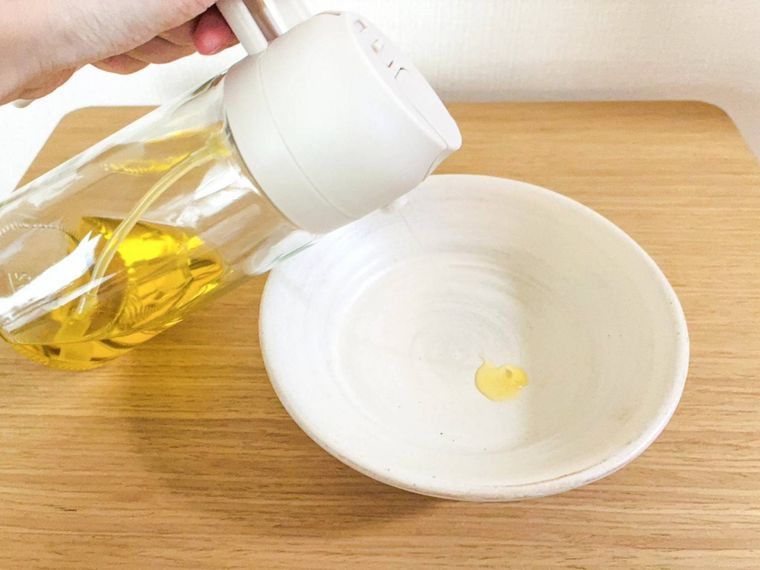 スリコのオイルボトルから油をスプレーしている