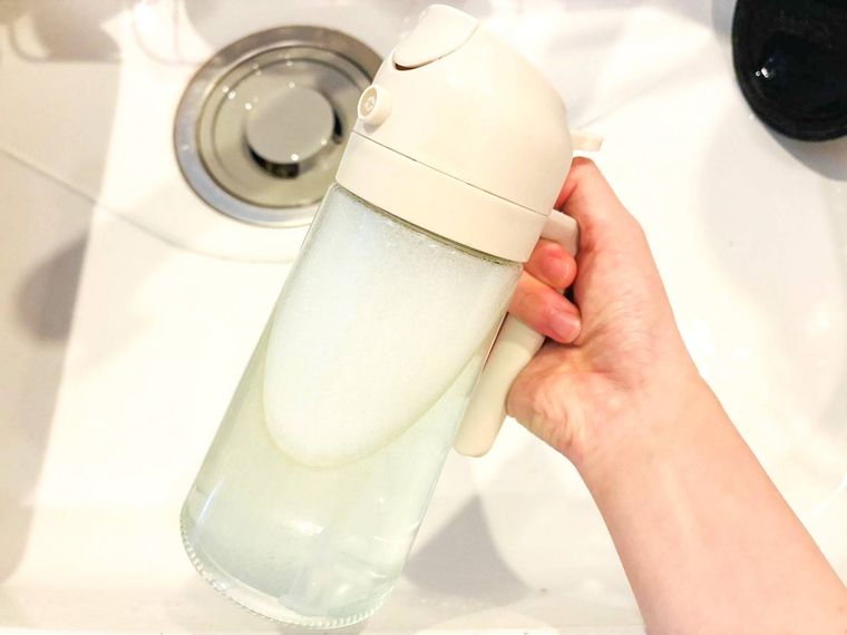 洗剤液を入れたオイルスプレーボトル