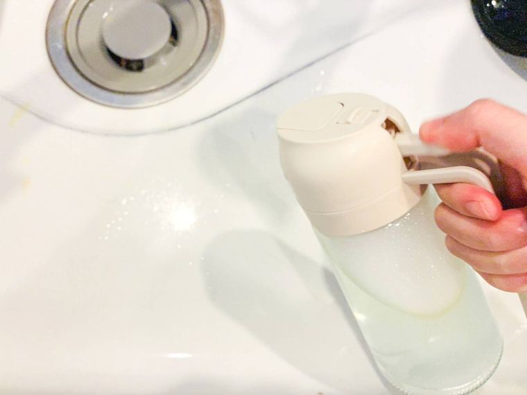 シンクで洗剤液をスプレーしている