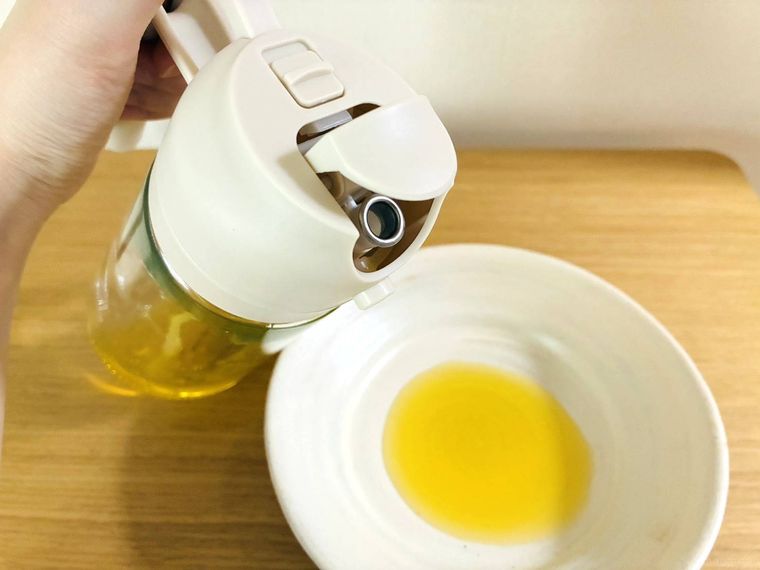 オイルスプレーボトルの注ぎ口と油が入った皿