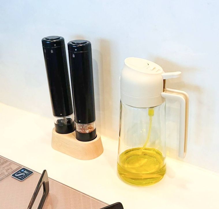 コンロ脇に置いたオイルスプレーボトルとペッパーミル