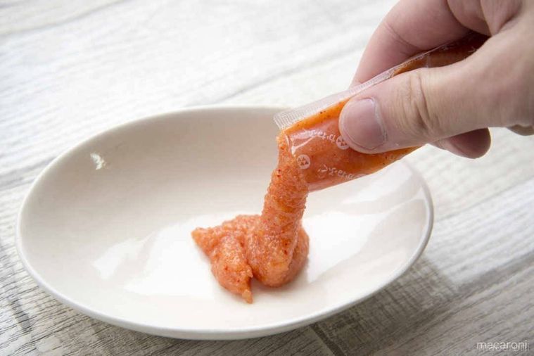 かねふくの明太子スティックを皿に出している