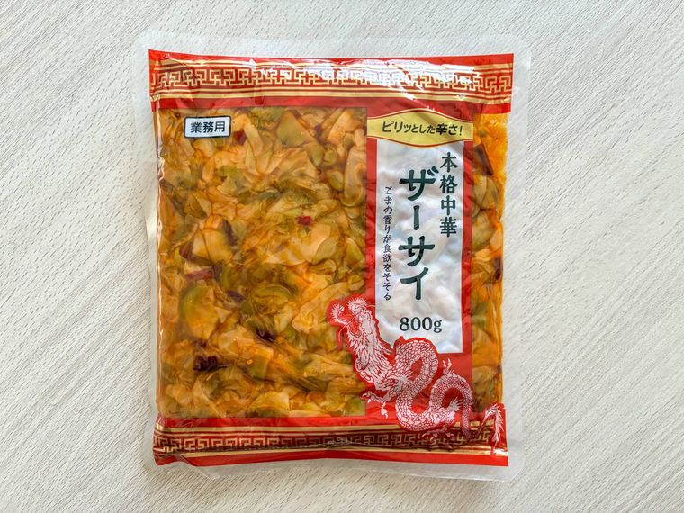 白いテーブルの上におかれた業務スーパーのザーサイ