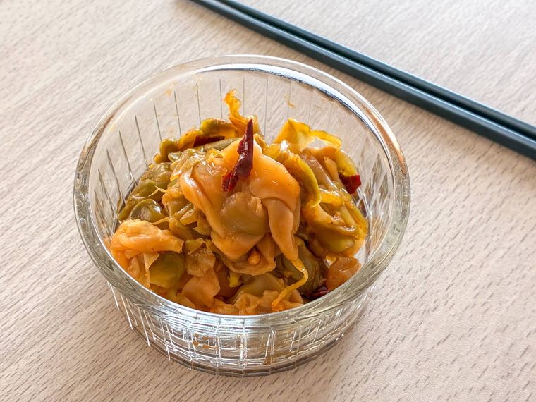 ガラスの器に盛られた業務スーパーのザーサイと黒い箸