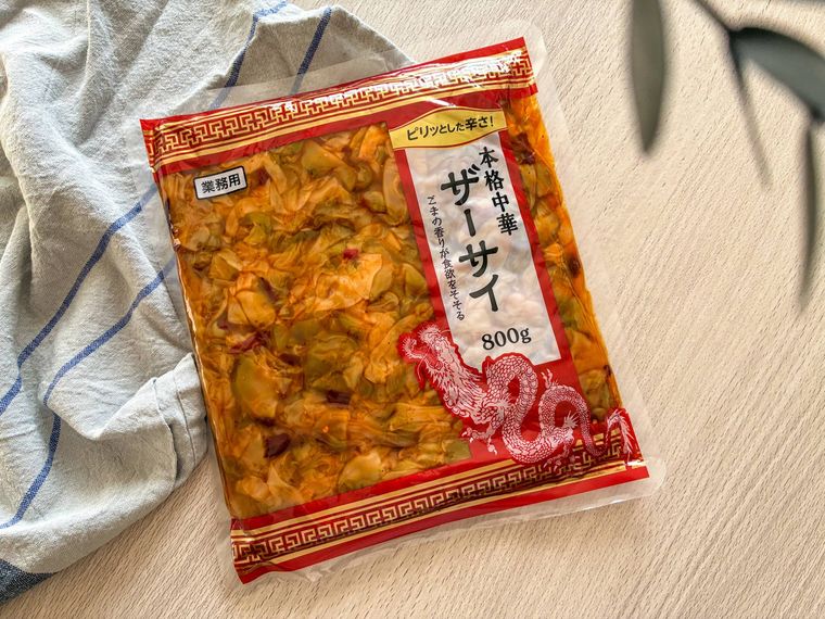 布の上におかれた業務スーパーの本格中華ザーサイ