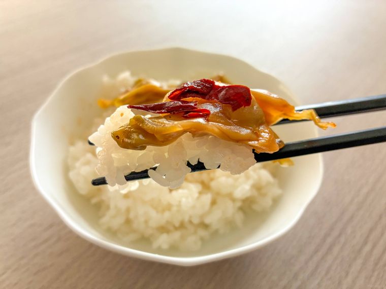 ごはんにのせたザーサイと箸