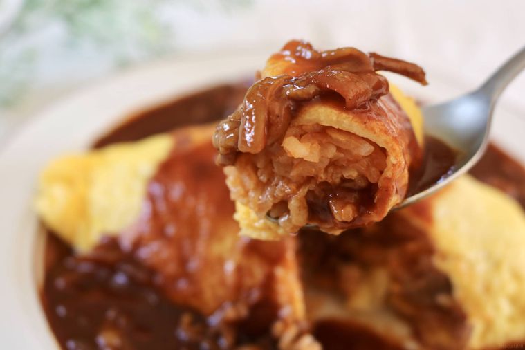 オムライスをもっている