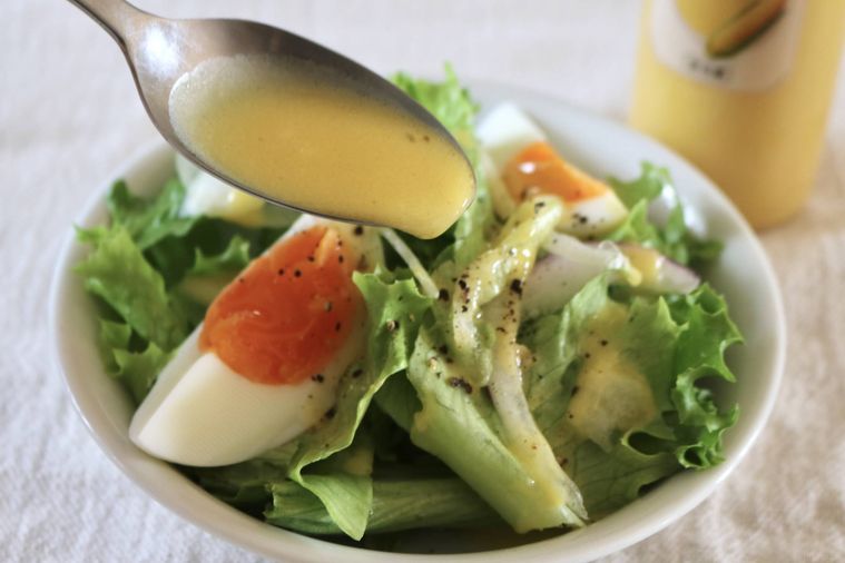 コーンドレッシングをかけている