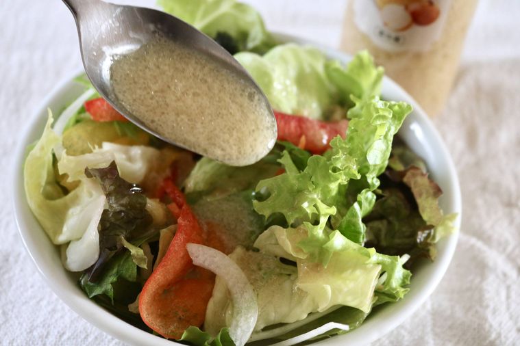 オニオンドレッシングをかけている