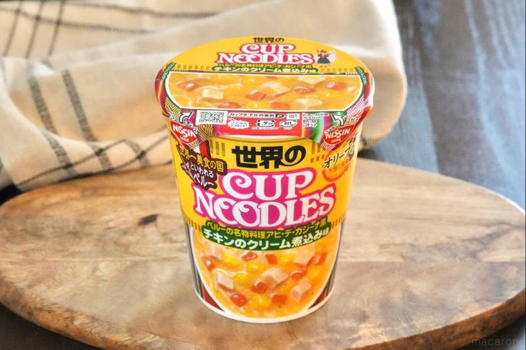 木のカッティングボードにのった黄色いパッケージのカップヌードル