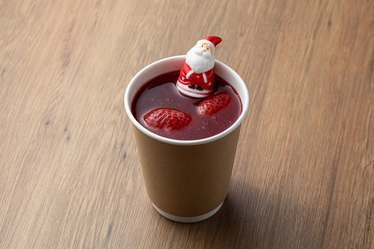 サンタさんがイチゴいっぱいで 煮込んだ赤いグリューワイン