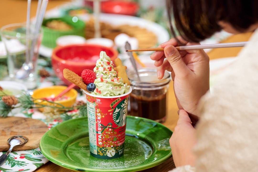 ホリデーカップアレンジを楽しむ女性