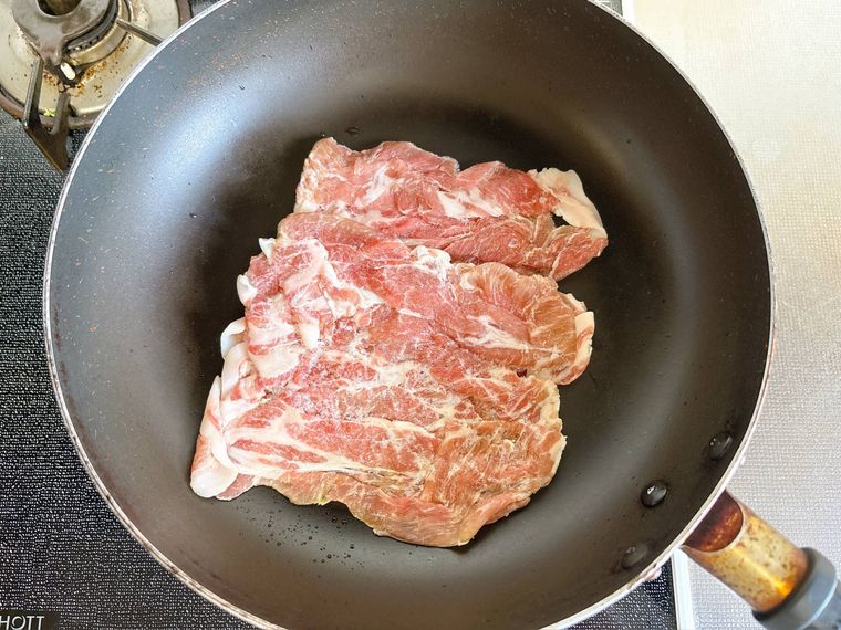冷凍肉をフライパンで焼く様子