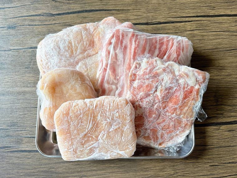 金属トレーにおかれた冷凍肉