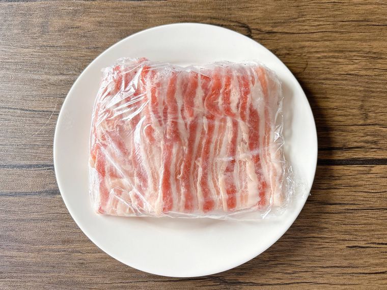 冷凍肉を白色の丸皿においたもの