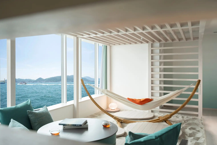 客室にハンモックやソファーが置かれている