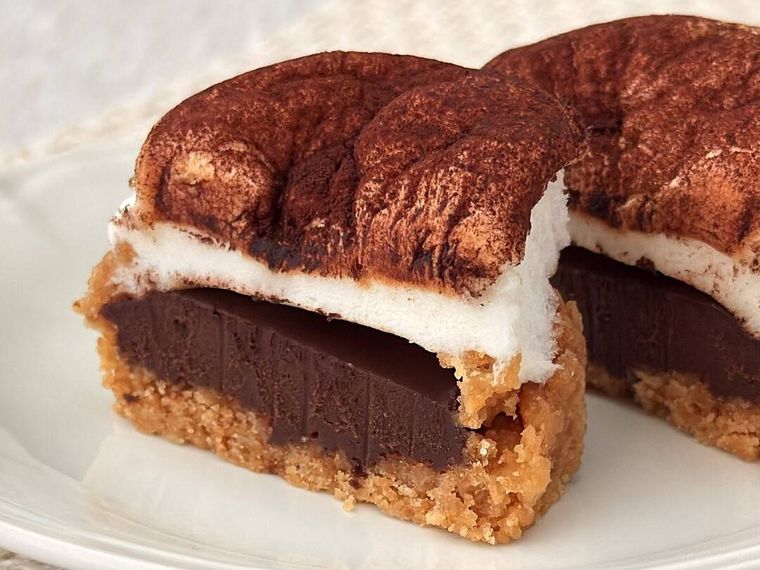 あたためる前のスモアマシュマロ生チョコが白皿に盛りつけられている様子