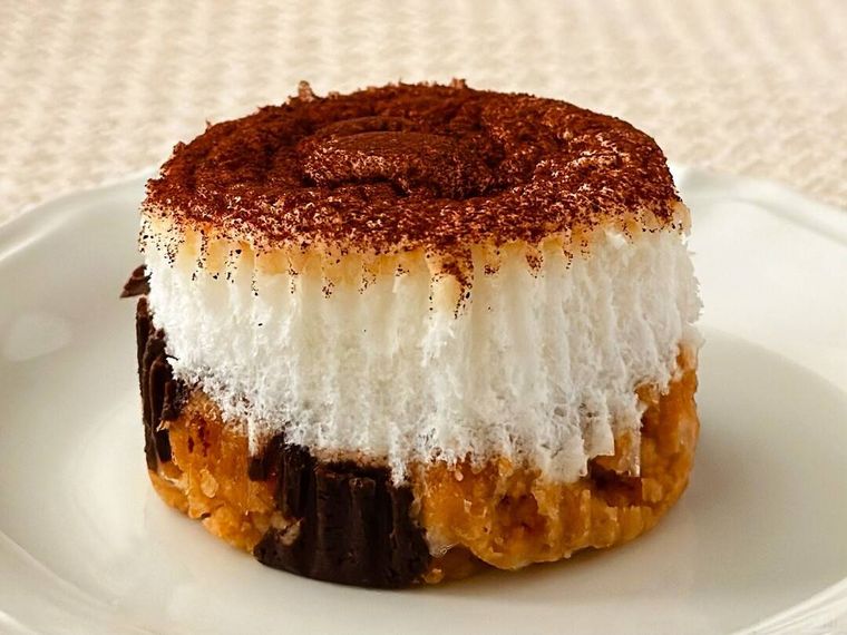 スモアマシュマロ生チョコが白皿に盛りつけられている様子