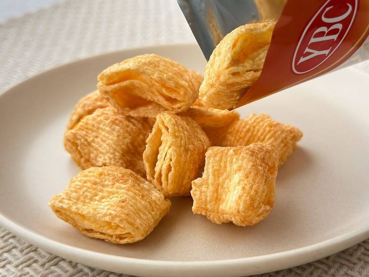 ヤマザキビスケット エアリアル キャラメル味をパッケージから取り出している様子