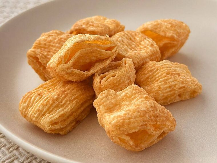 白皿に盛り付けられたヤマザキビスケット エアリアル キャラメル味