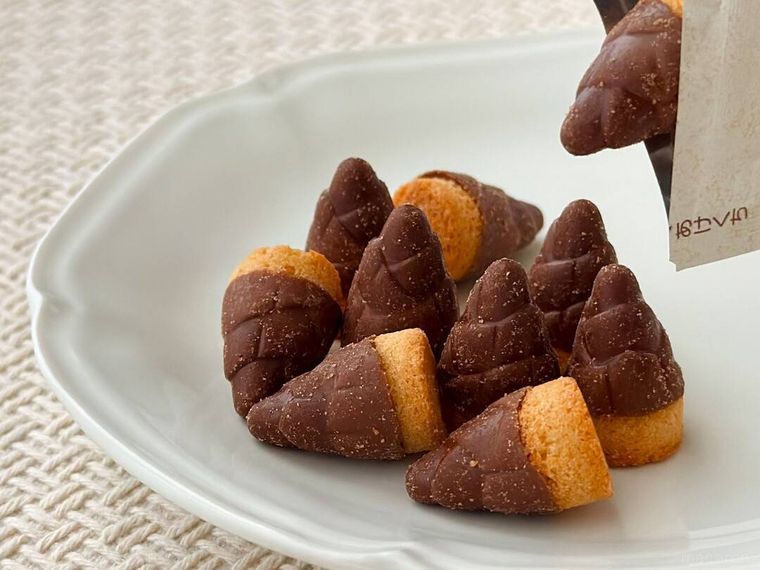 たけのこの里シンプル包装大容量パウチ 188gをパッケージから取り出している様子