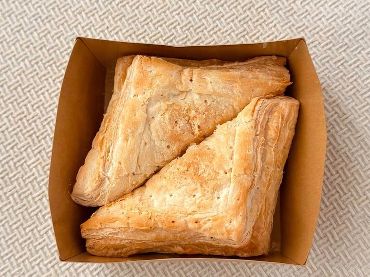 パッケージから取り出したセブンプレミアムの三角おさつパイ 2個入