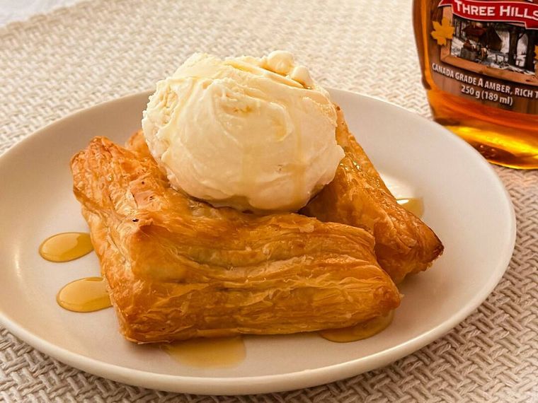 白皿に盛り付けられた三角おさつパイやハーゲンダッツバニラ