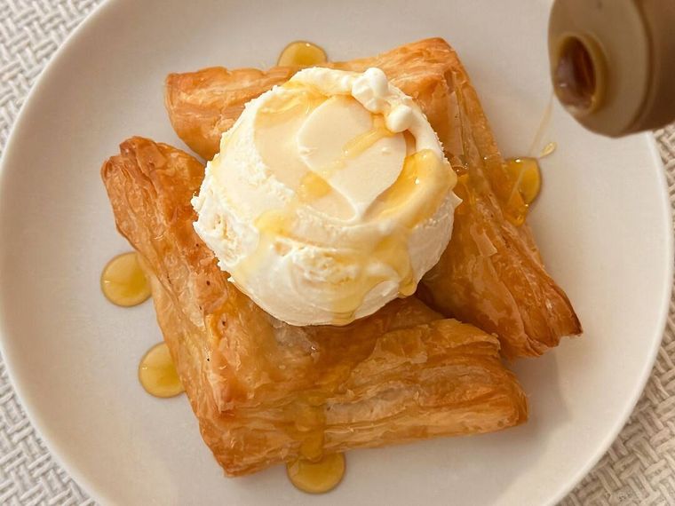 メープルシロップをかけている様子