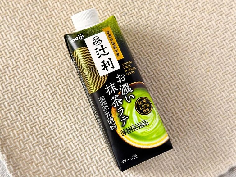 斜めに置かれた明治辻利お濃い抹茶ラテ210mlのパッケージ