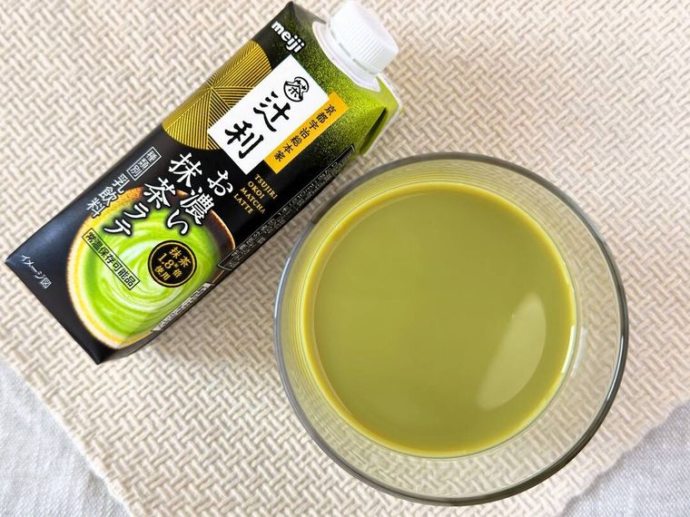 明治辻利お濃い抹茶ラテ210mlとグラスが並んでいる様子