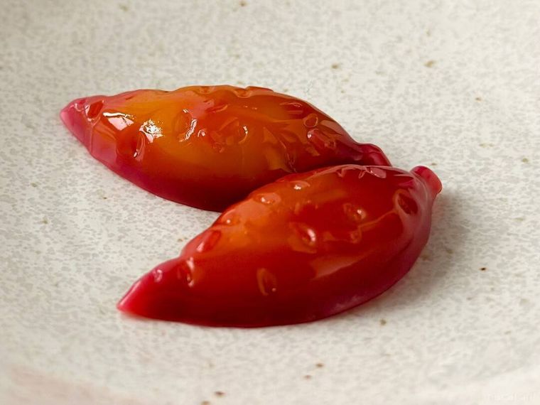 ファーストジャパンのさつまいもグミが白い皿に盛り付けられている様子