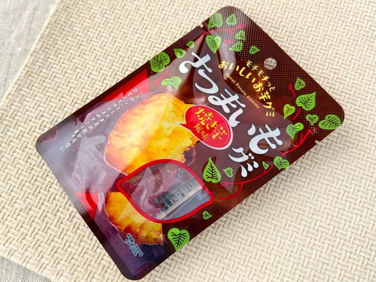 ファーストジャパンさつまいもグミのパッケージが斜めに置かれている様子