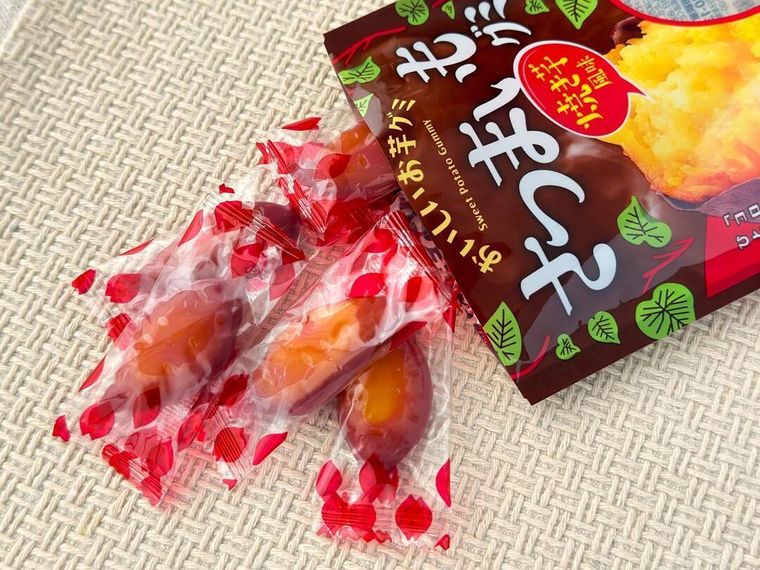 個包装にはいったファーストジャパンのさつまいもグミが並んでいる様子