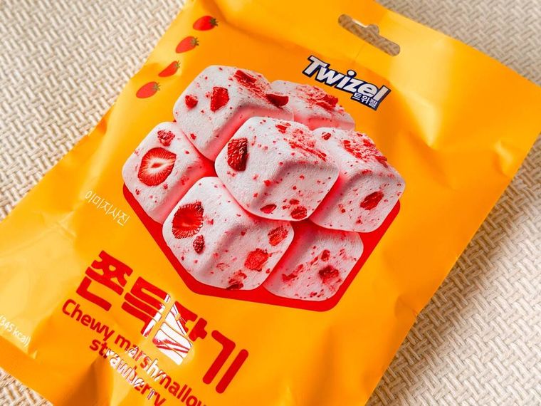 斜めに置かれたナチュラルローソンチョンドゥククッキー ストロベリー味のパッケージ