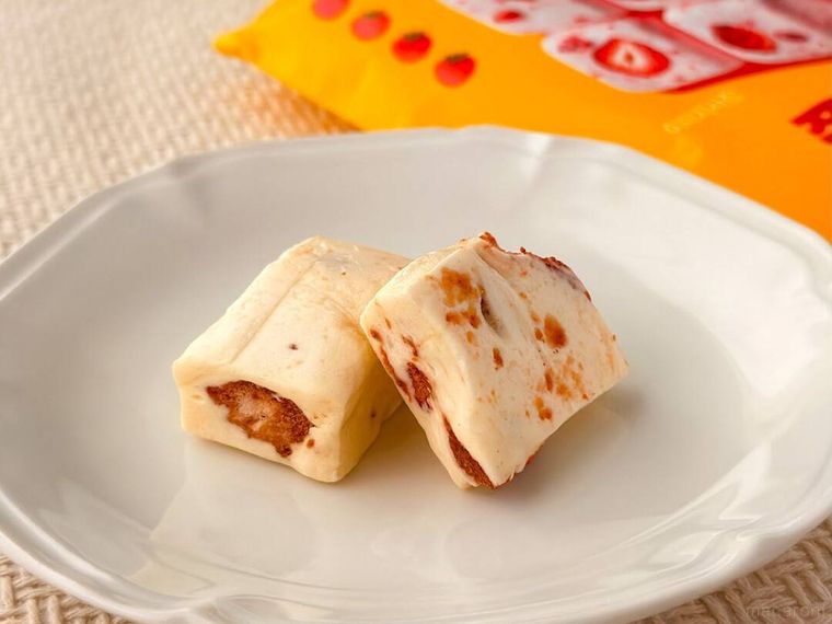 白皿にのったナチュラルローソンのチョンドゥククッキー ストロベリー味