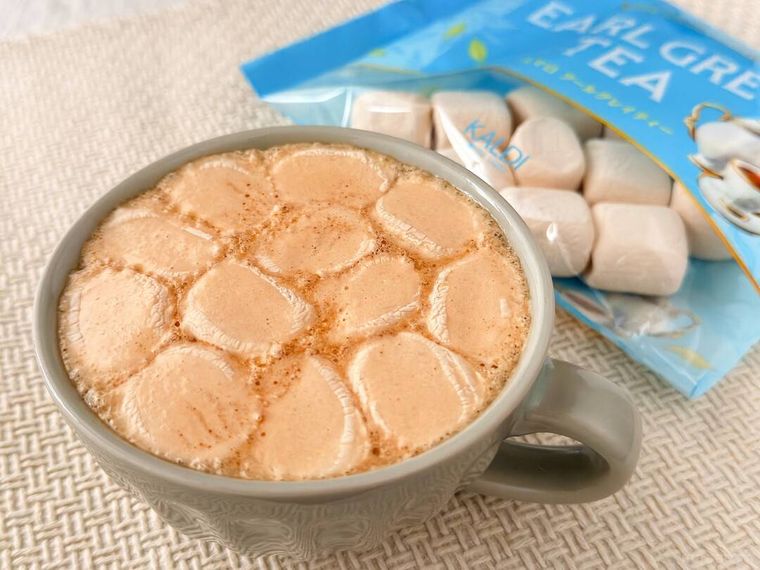 マシュマロ アールグレイティー 90gをアールグレイティーに浮かべた様子