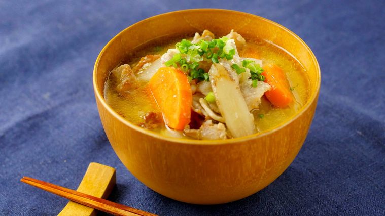 茶色い椀に盛り付けられた豚汁