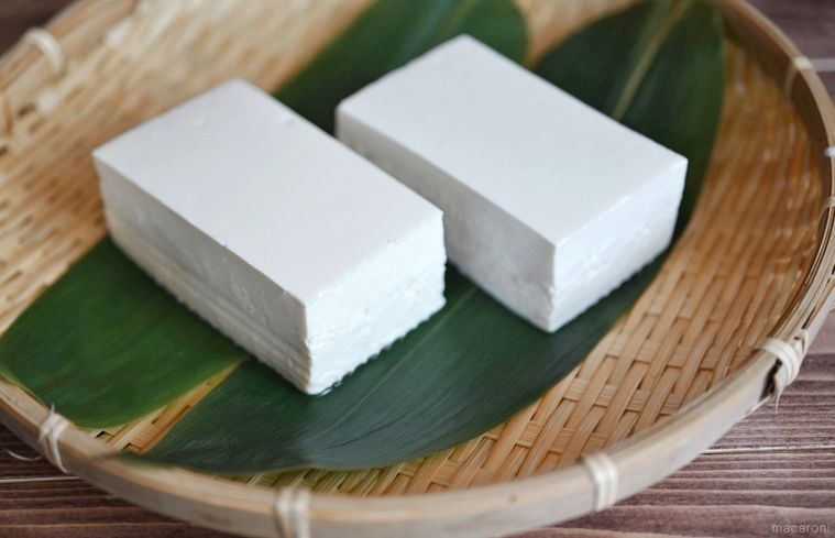 かごの上にのった笹の上の2つの豆腐