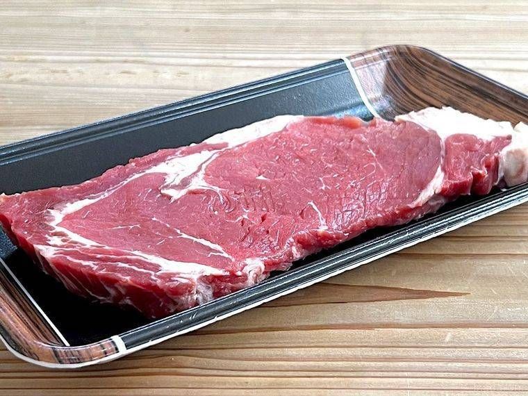 銀色のトレーにのった牛肉