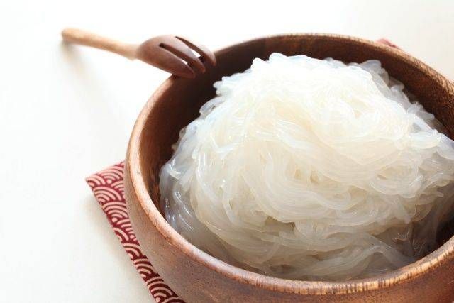 木製の器に入ったしらたき