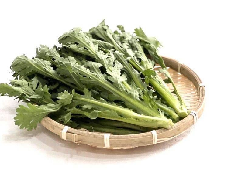 木製のざるにのった春菊