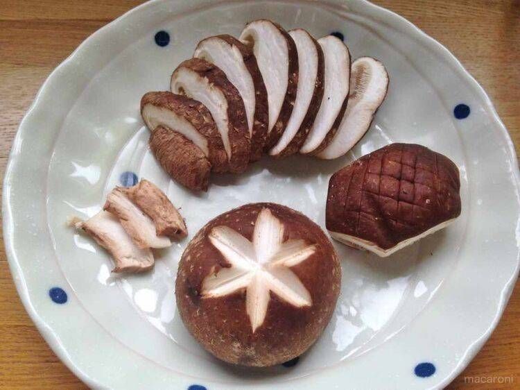 白い皿にのったさまざまな切り方のしいたけ