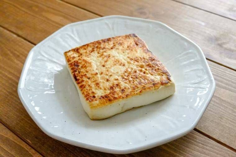 白い皿にのった焼き豆腐