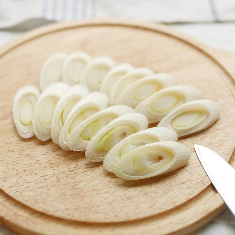 木製の板にのった白ねぎ