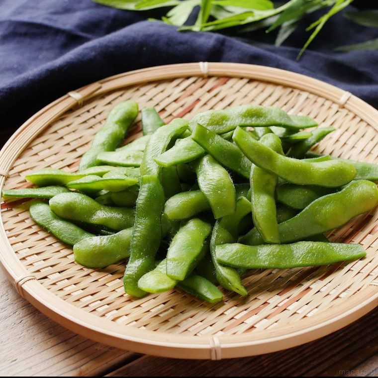 木製のざるにのったゆで枝豆