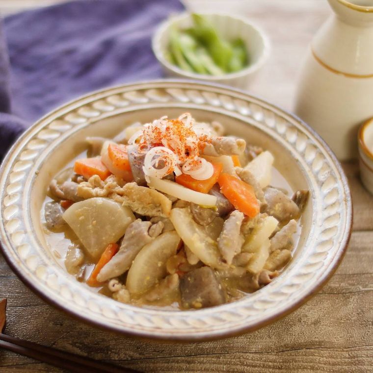 白い皿に盛り付けたもつ煮込み